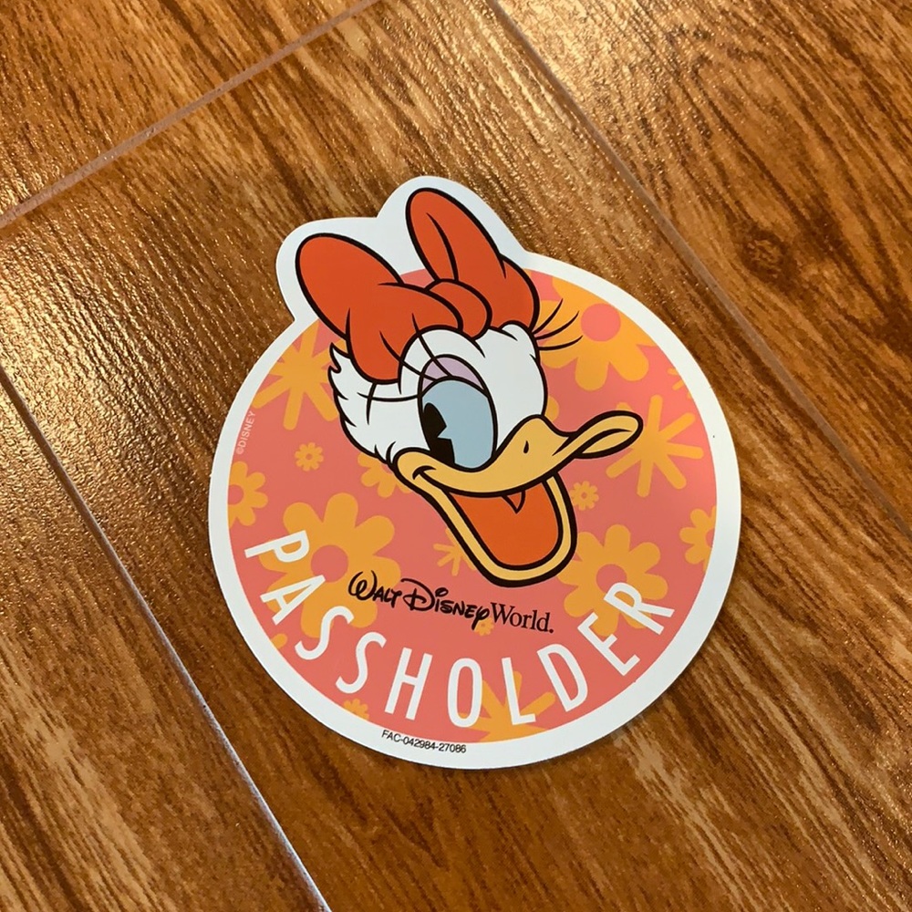 Disney PASSHOLDER magnet Daisy flower & garden
